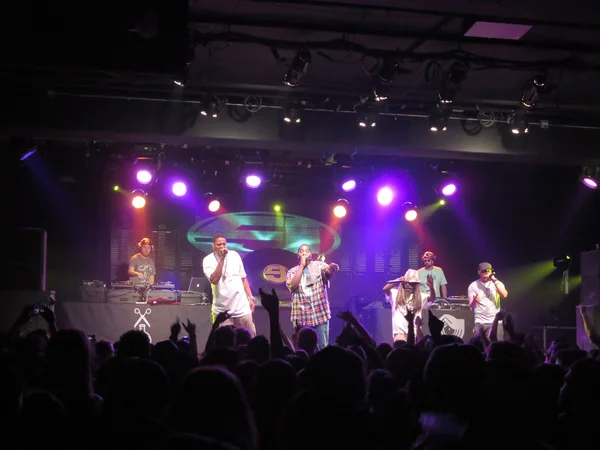 Jurassic 5 singers raps and DJ spin on stage as fans cheer — Stock Photo, Image