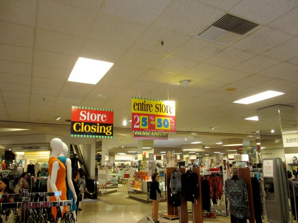 People wonder around Downtown Honolulu Macy Store Closing sale — Stock Photo, Image