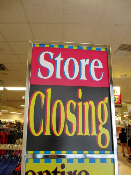 Store Closing sign inside Downtown Honolulu Macy — Stock Photo, Image