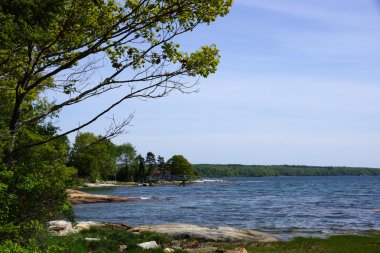 Kayalık sahil Littlejohn adası iskelede ile