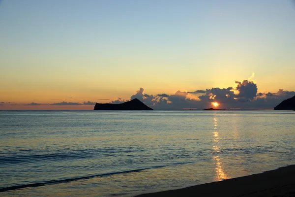 Waimanalo sahil boyunca rock Island bursti sabah erken sunrise — Stok fotoğraf