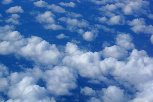 Flauschige Wolken über der Landmasse — Stockfoto