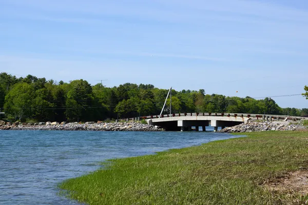 Vatten rinner under talbot rd. bridge, kusiner till littlejohn islan — Stockfoto