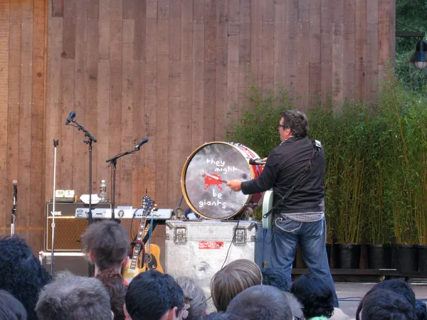 Eles podem ser gigantes membro John Flansburgh bang bateria — Fotografia de Stock