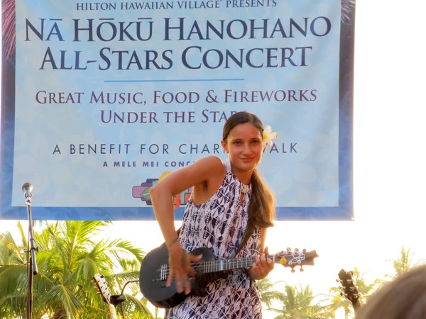Havajském stylu Gardner Taimane hudebník hraje Ukulele na jevišti — Stock fotografie