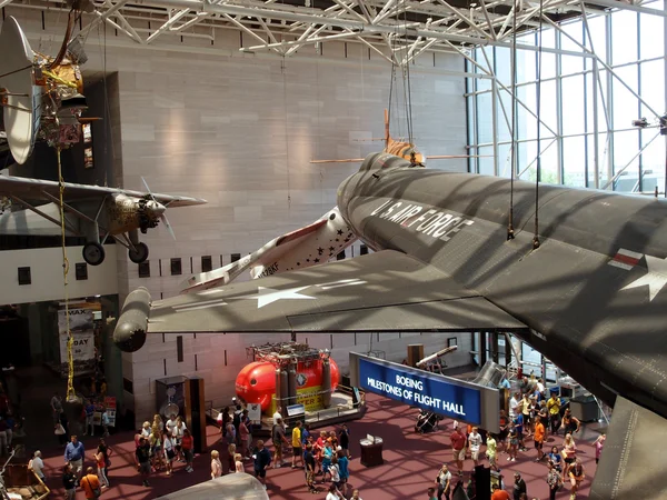 Aviones cuelgan en el aire en el Museo Nacional del Aire y el Espacio i — Foto de Stock