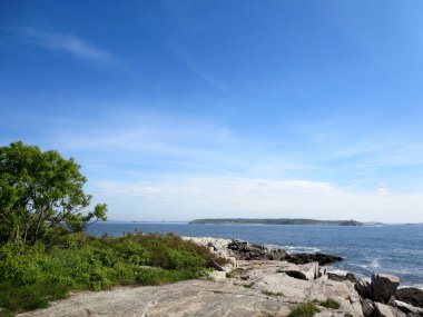 Tepeler adanın kıyı