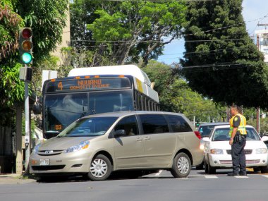 Honolulu Belediye otobüsü kaza ile mini van vardır 