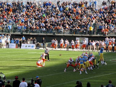 Illinois kicker gol futbol at ucla oyuncular jum başladı.