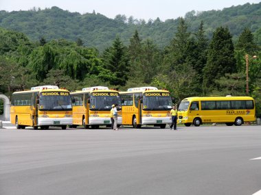 Güney Koreli okul otobüs park yerinde