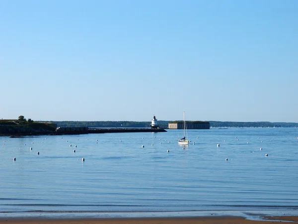 Beach with Portland Breakwater Lighthouse "Bug Light" at end of — Stock Photo, Image
