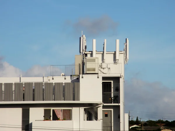 Linha de torres de celular no topo do prédio de apartamentos — Fotografia de Stock