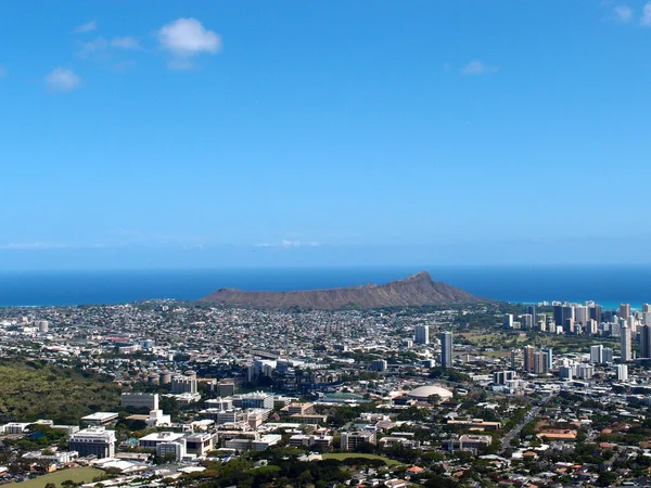 Diamondhead dan kota Honolulu di Oahu pada hari yang bagus — Stok Foto