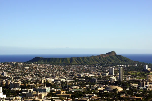 Diamondhead y la ciudad de Honolulu en Oahu en un buen día — Foto de Stock