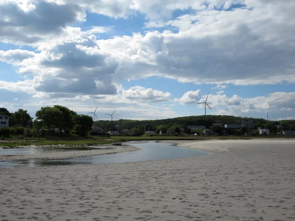 Stream en moderne windmolens op goede Harbor Beach, Gloucester, Ma — Stockfoto
