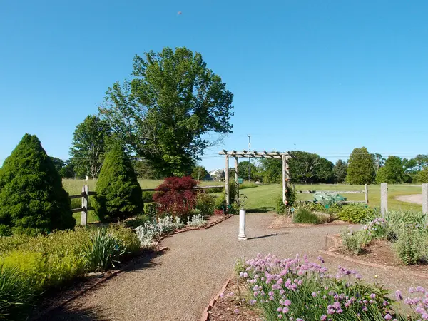 Path in Garden with orb statue in center and archway — Stock Photo, Image