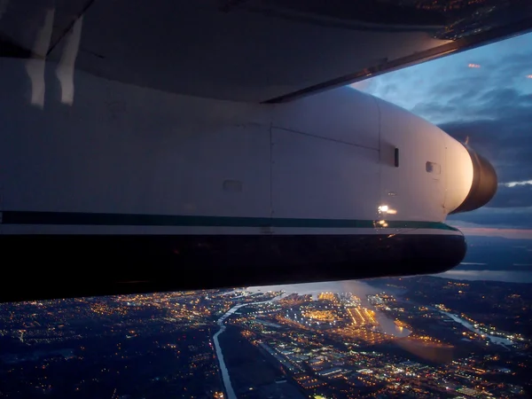 Gece Seattle kenti üzerinden uçak kanadı sinekler — Stok fotoğraf