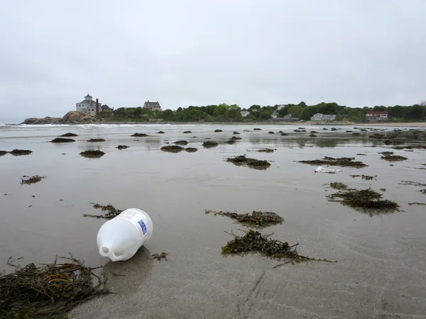 Bouteille en plastique sur Good Harbor Beach, Gloucester, Massachusetts — Photo