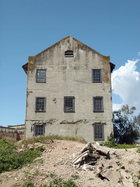 Разрушенное здание на острове Алькатрас — стоковое фото