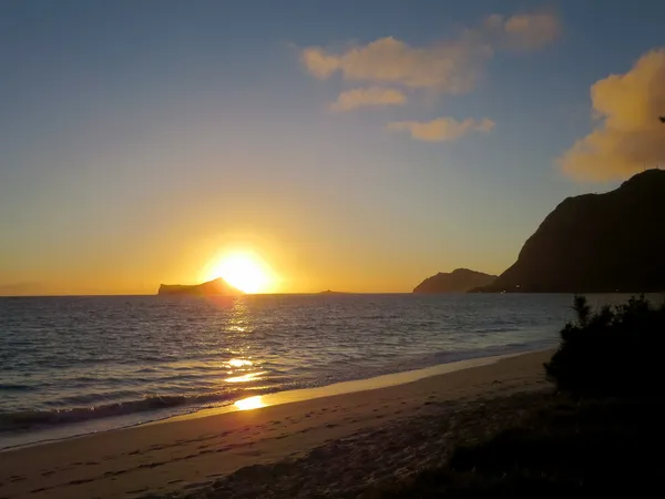 Salida del sol temprano por la mañana en la playa de Waimanalo sobre Rabbit Island —  Fotos de Stock