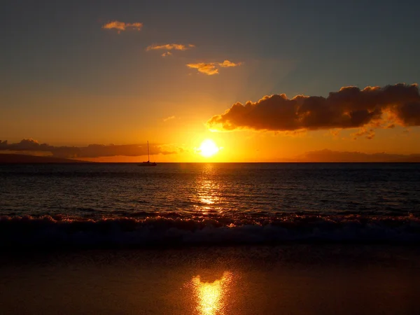 Pôr do sol sobre as águas de Maui — Fotografia de Stock