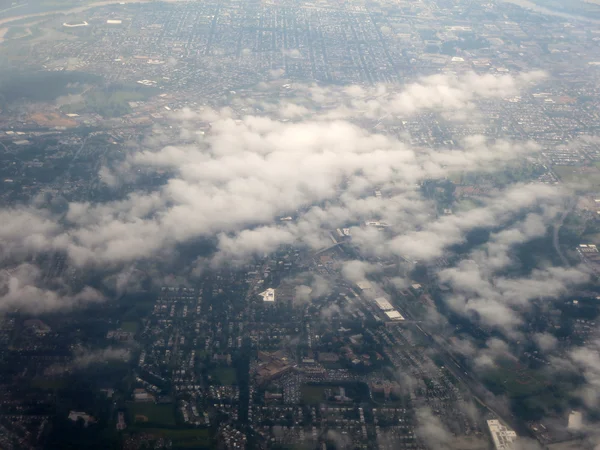 Clouds hover over cityscape — Stock Photo, Image