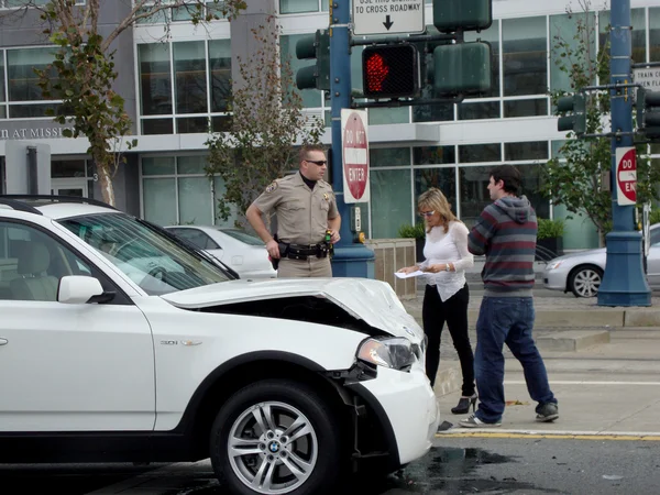 Kepolisian Highway Patrol membantu orang-orang setelah BMW putih mereka — Stok Foto