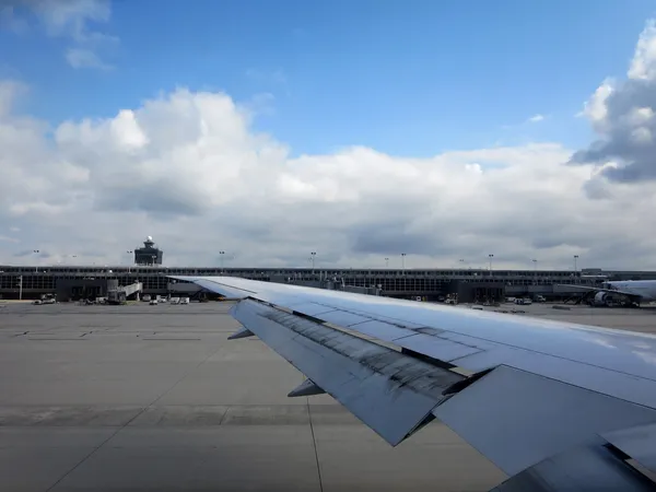 Flugzeugflügel und Abstumpfung internationaler Flughafen — Stockfoto