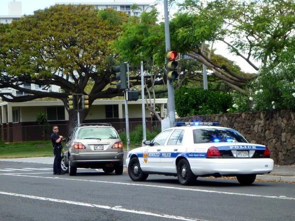  Honolulu polis departmanı polis memuru üzerinde suv araç üzerine çeker.
