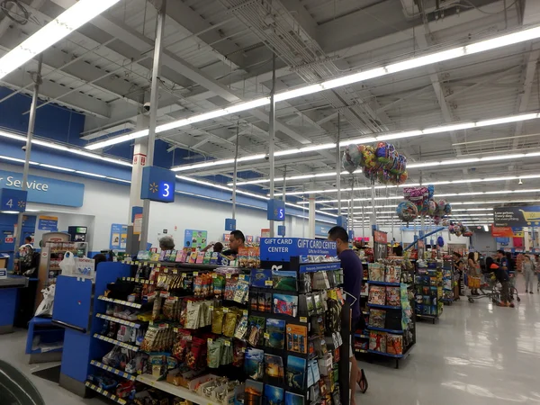 Interior de WalMart grandes almacenes Checkout aera — Foto de Stock