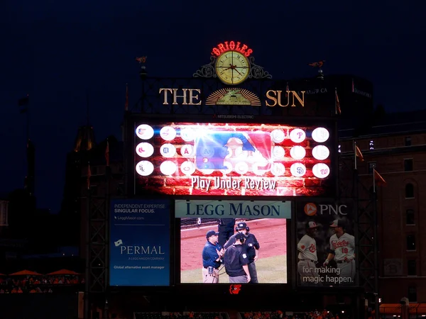( 영어 ) Baseball scoreboard duing a moment replay play under review — 스톡 사진