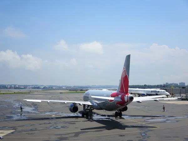 Un avión JetBlue con una pintura temática de los Medias Rojas en el taxi en Ro — Foto de Stock