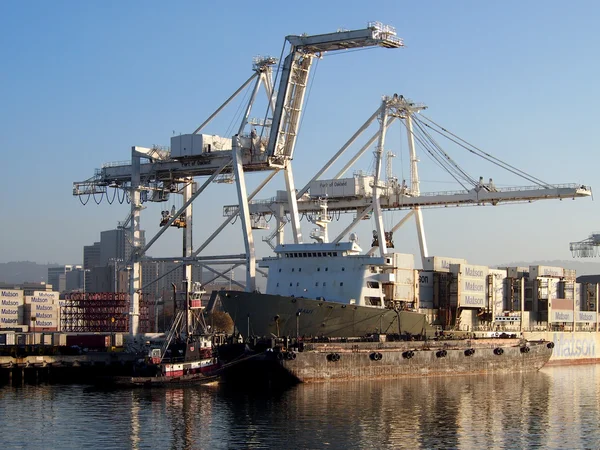 Matson bateau d'expédition est déchargé par des grues dans Oakland Harbor — Photo