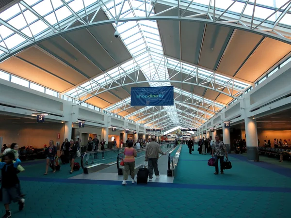 People walk throught the Portland Airport — Stock Photo, Image