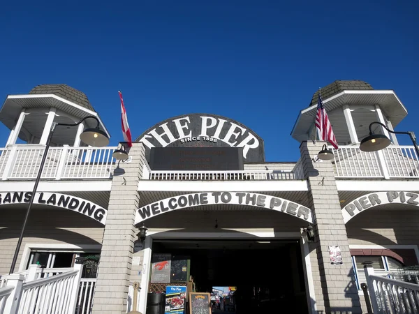 Vstup do historické staré orchard beach pier — Stock fotografie