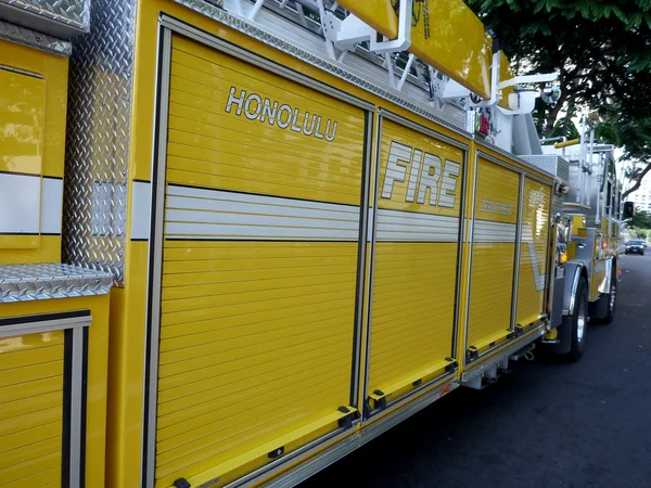 Lado del camión del departamento de bomberos de Honolulu mientras corre por la calle — Foto de Stock
