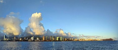 Günbatımında Honolulu, Ala Moana Sahil Parkı, Waikiki Otelleri ve Elmas Kafa Krateri panoramik Oahu, Hawaii 'de okyanustan görüldü..