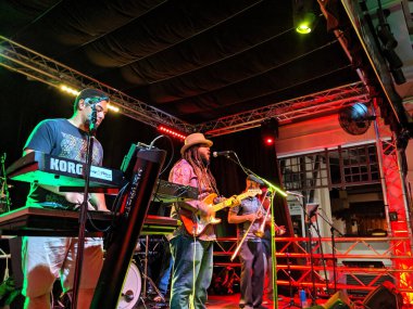 Honolulu - 6 Eylül 2019: Rehberlik Grubu, Ala Moana Alışveriş Merkezi 'ndeki Mai Tai Bar' da şarkı söyler, müzik çalar ve reçel çalar..