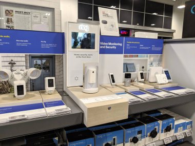  Honolulu - 19 Ağustos 2019: Ring Spotlight Cam, Floodlight Cam, Video Kapı zili, Stick Up Cam, Battery ve Chime Best Buy Store 'daki raflarda satışa sunuldu.