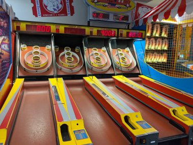 Honolulu - 15 Eylül 2019: 4 Skee-Ball masası Chuck E. Cheese 'de oyun için. Topu eğimli bir şeritte yuvarlayarak ve 