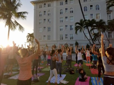 Waikiki - 19 Eylül 2017: Büyük bir grup insan, Vino ve Vinyasa etkinliklerinde olduğu gibi, Honolulu, Hawaii 'deki Moana Oteli' nde de yoga yapıyor..             