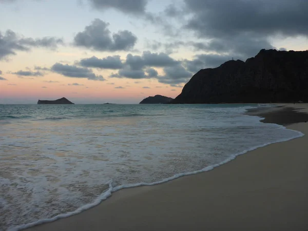 Golven Ronde Strand Met Eilanden Voor Kust Waimanalo Schemering Oahu — Stockfoto