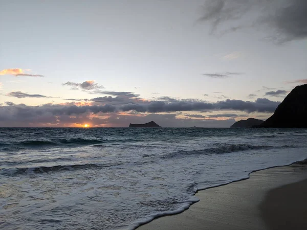 Alba Sull Oceano Attraverso Nuvole Sulla Spiaggia Waimanalo Con Rabbit — Foto Stock