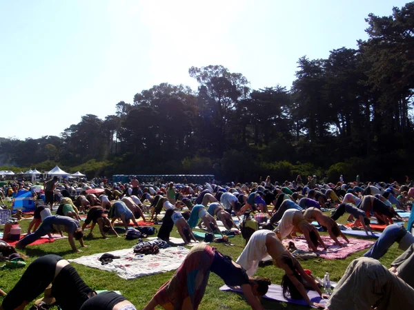 San Francisco Września 2008 Ludzie Zajęciach Jogi Świeżym Powietrzu Podczas — Zdjęcie stockowe