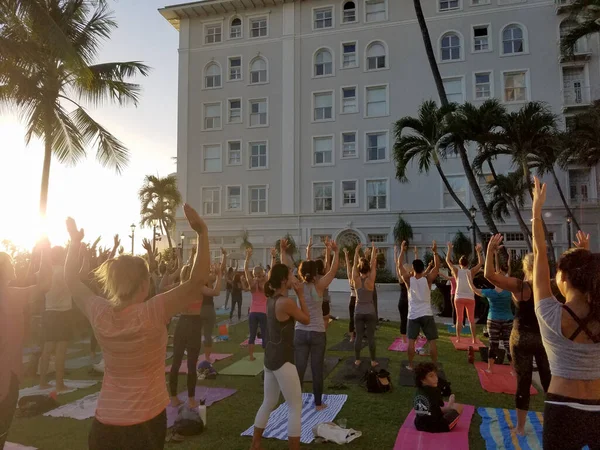 怀基基 Waikiki 2017年9月19日 在夏威夷檀香山的莫阿纳酒店 Moana Hotel 举办的Vino Vinyasa活动中 大批举枪举枪向空中做瑜伽的人 — 图库照片