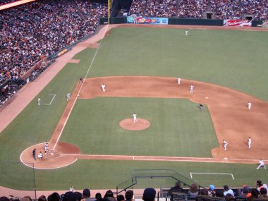                                San Francisco California - 12 Haziran 2010: 4 - Giants 5: Giants Brian Wilson, As 'a atışını hazırlarken üst güverteden bakıldığında son vuruşlarda kaleler dolu olarak görülüyor.. 