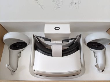 Honolulu - 17 Ekim 2020: yepyeni Oculus Görev 2 açık kutuda. Oculus Quest 2, Oculus tarafından üretilen sanal gerçeklik kulaklığıdır..