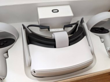 Honolulu - 17 Ekim 2020: yepyeni Oculus Görev 2 açık kutuda. Oculus Quest 2, Oculus tarafından üretilen sanal gerçeklik kulaklığıdır..