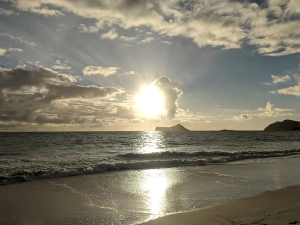 Zonsopkomst Oceaan Door Wolken Reflecterend Waimanalo Beach Met Rabbit Rock — Stockfoto
