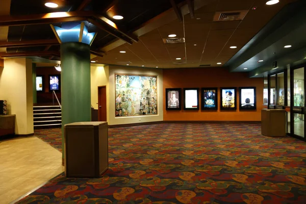 火奴鲁鲁 2014年11月20日 在卡哈拉购物中心的电影院大厅里 有一排排的电影海报和夏威夷电影的图标壁画 — 图库照片